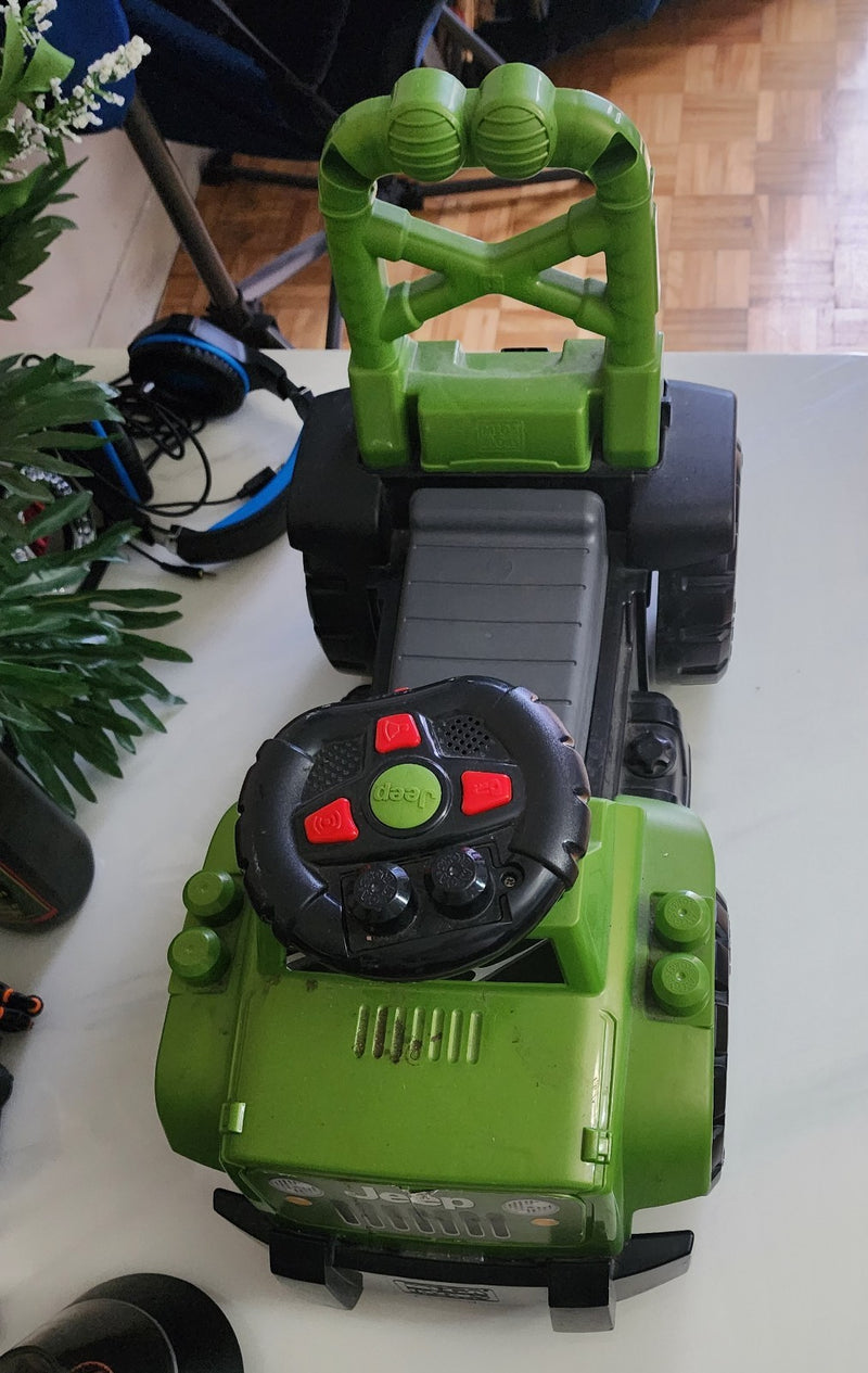 Green Mega Bloks Jeep Ride-On Toy with 4 Wheels for Kids Magic Cars 2