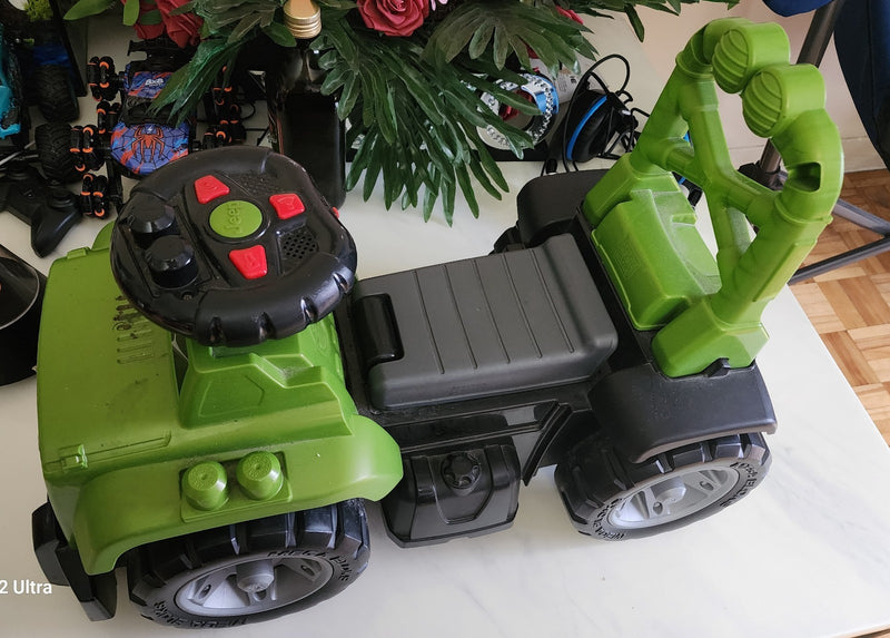 Green Mega Bloks Jeep Ride-On Toy with 4 Wheels for Kids Magic Cars 3