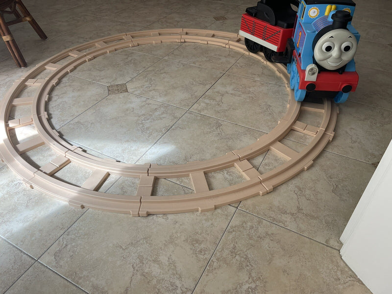 2000s Battery-Powered Thomas the Tank Engine Rider with Tracks Magic Cars 2