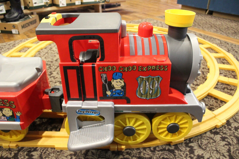 Perego Choo Choo Express Train Set with 26-Piece Track and Figure Eight Layout Magic Cars 12