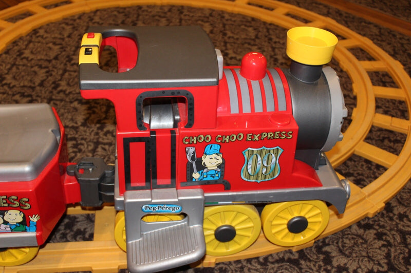 Perego Choo Choo Express Train Set with 26-Piece Track and Figure Eight Layout Magic Cars 14