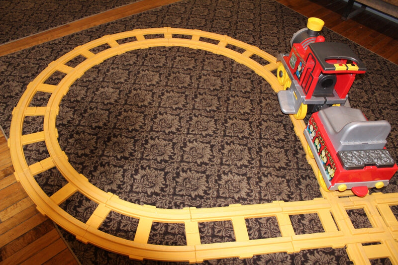 Perego Choo Choo Express Train Set with 26-Piece Track and Figure Eight Layout Magic Cars 15