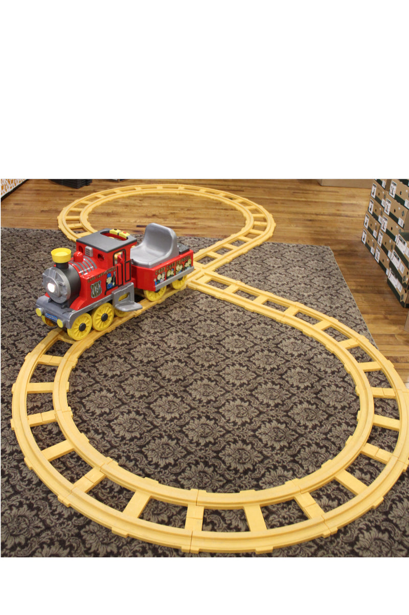Perego Choo Choo Express Train Set with 26-Piece Track and Figure Eight Layout Magic Cars 1