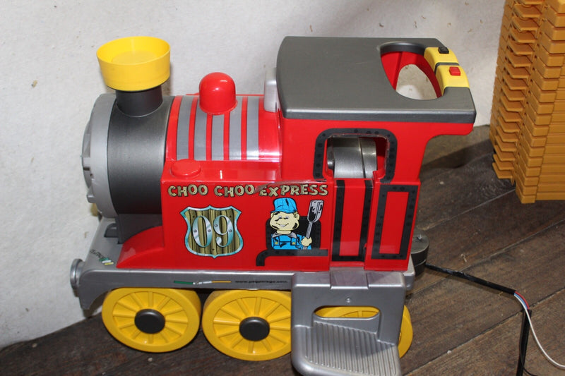 Perego Choo Choo Express Train Set with 26-Piece Track and Figure Eight Layout Magic Cars 7