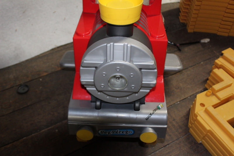 Perego Choo Choo Express Train Set with 26-Piece Track and Figure Eight Layout Magic Cars 8