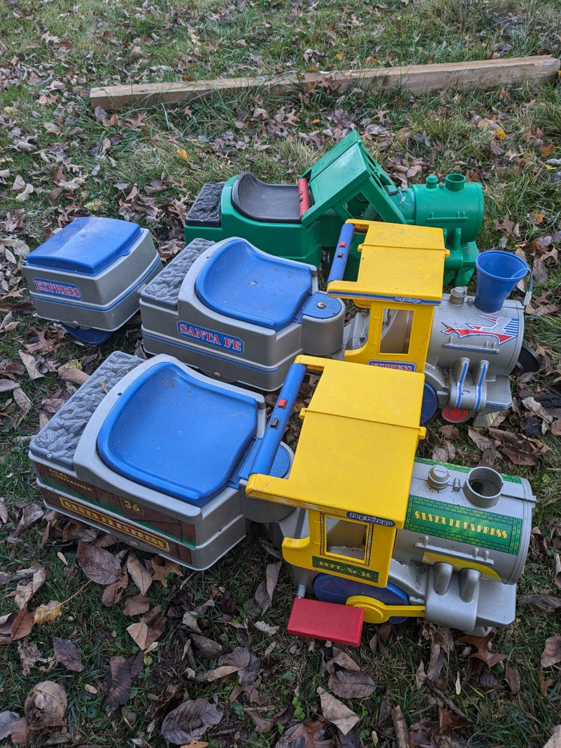 Peg Perego Santa Fe Electric Ride-On Train with 160-Piece Track Set Magic Cars 2