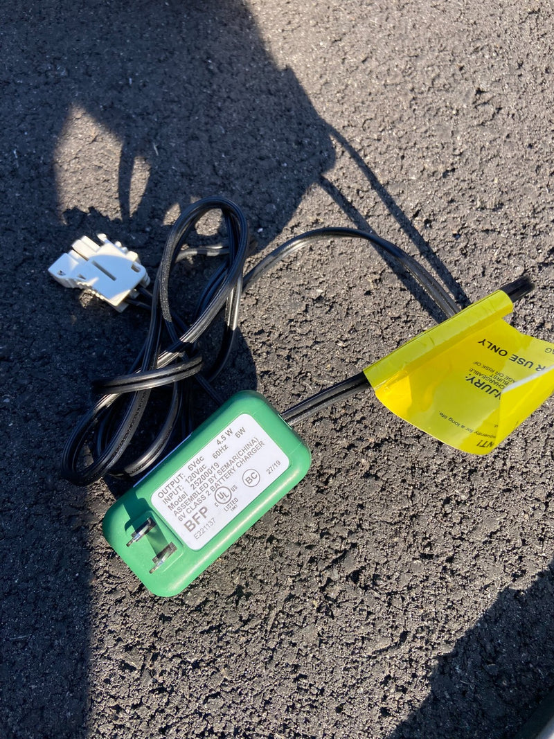 Perego Santa Fe Train Ride-On with Charger and 26 Tracks - Tested and Working Magic Cars 10