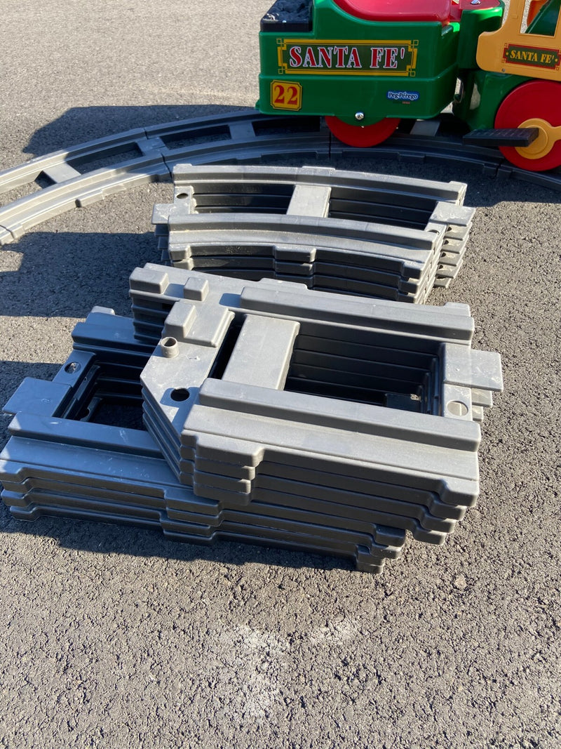 Perego Santa Fe Train Ride-On with Charger and 26 Tracks - Tested and Working Magic Cars 11