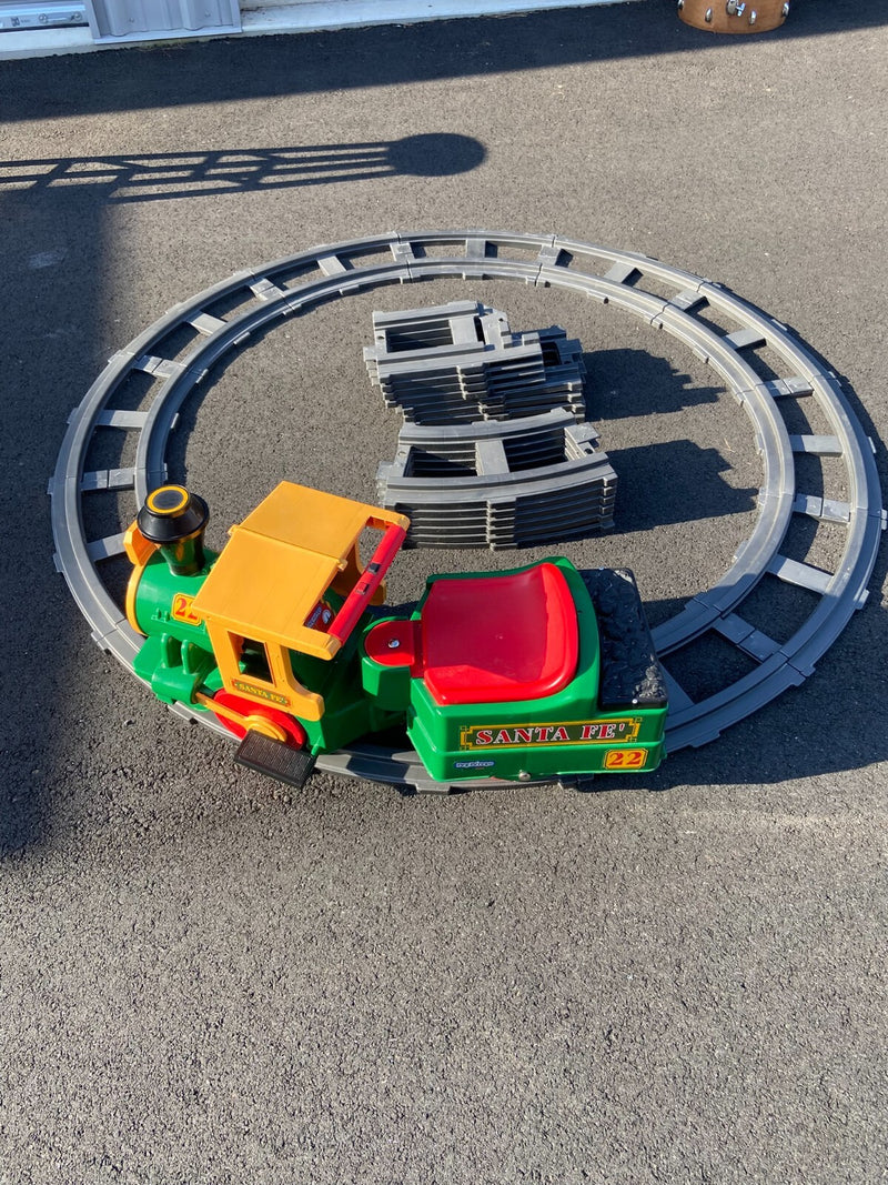 Perego Santa Fe Train Ride-On with Charger and 26 Tracks - Tested and Working Magic Cars 12