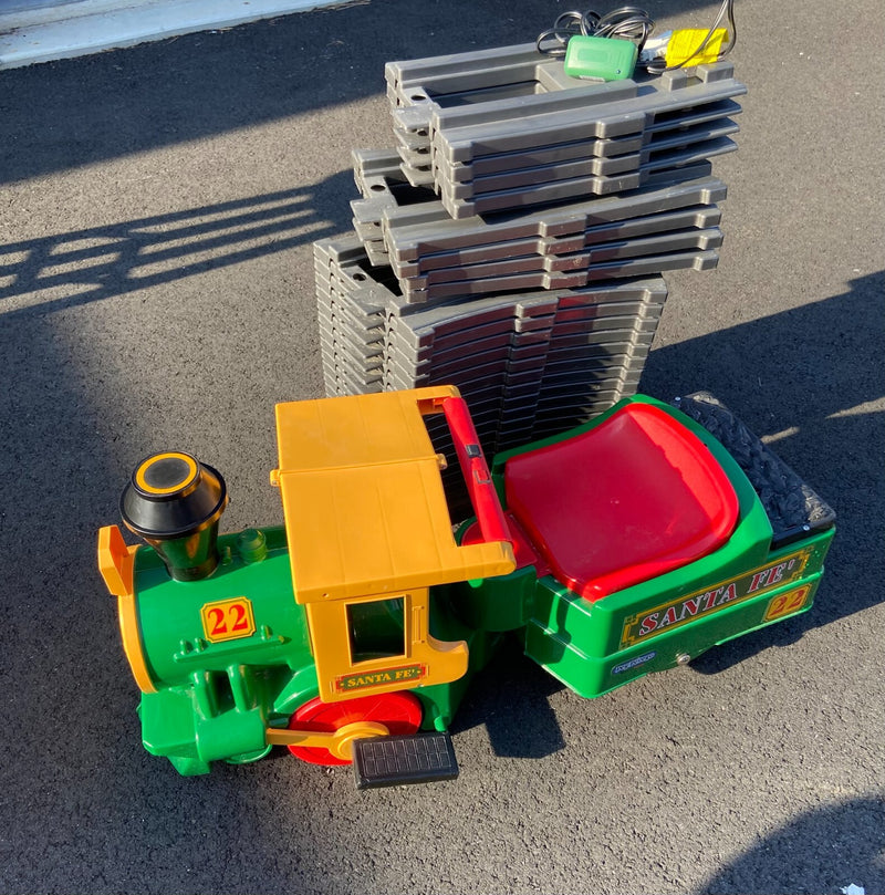 Perego Santa Fe Train Ride-On with Charger and 26 Tracks - Tested and Working Magic Cars 13