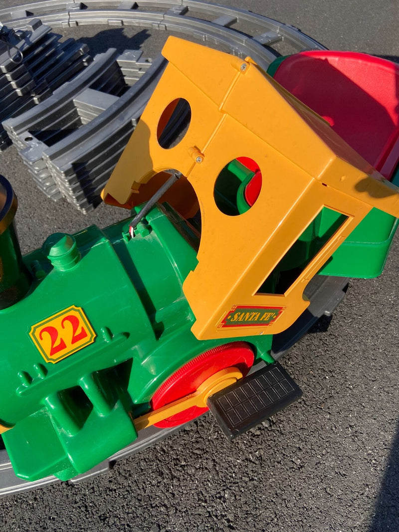 Perego Santa Fe Train Ride-On with Charger and 26 Tracks - Tested and Working Magic Cars 5