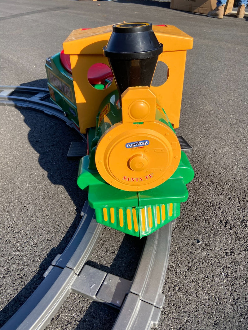Perego Santa Fe Train Ride-On with Charger and 26 Tracks - Tested and Working Magic Cars 6