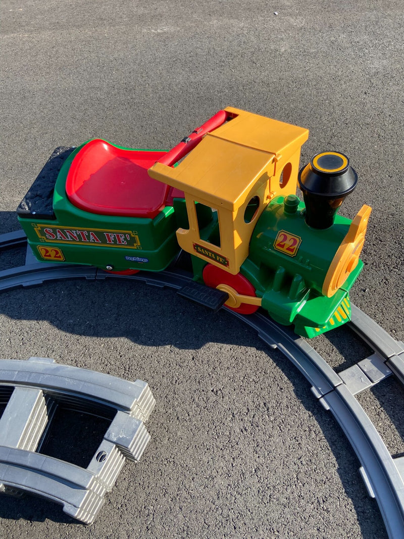 Perego Santa Fe Train Ride-On with Charger and 26 Tracks - Tested and Working Magic Cars 7