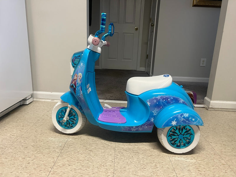 Disney Frozen 3-Wheel Battery Operated Scooter Magic Cars 1