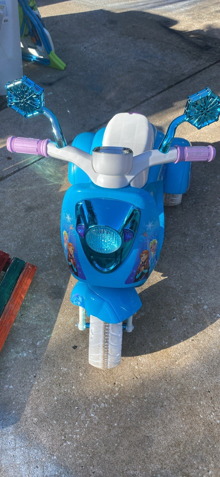 Disney Frozen 3-Wheel Battery Operated Scooter Magic Cars 1