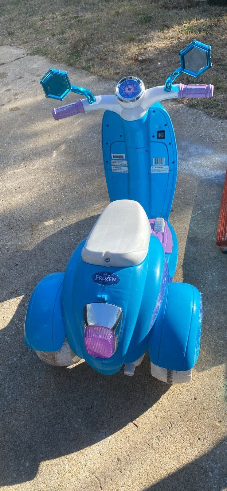 Disney Frozen 3-Wheel Battery Operated Scooter Magic Cars 2