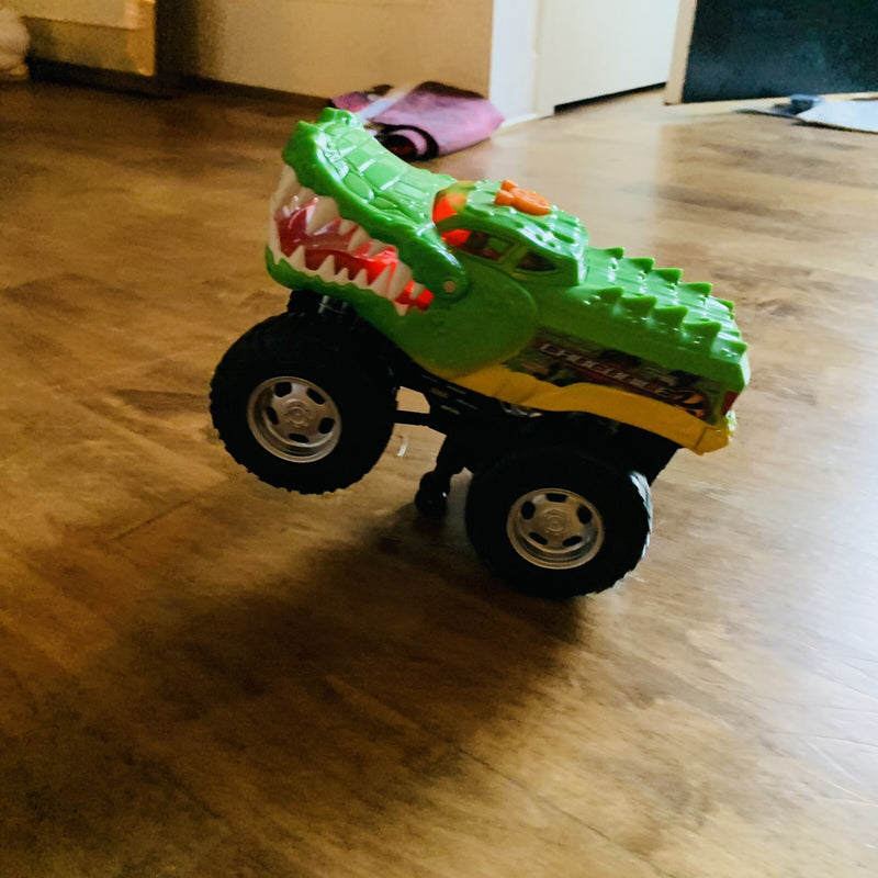 Winroth Racing Road Rippers Crocodile Monster Truck Toy with Light and Sound Effects