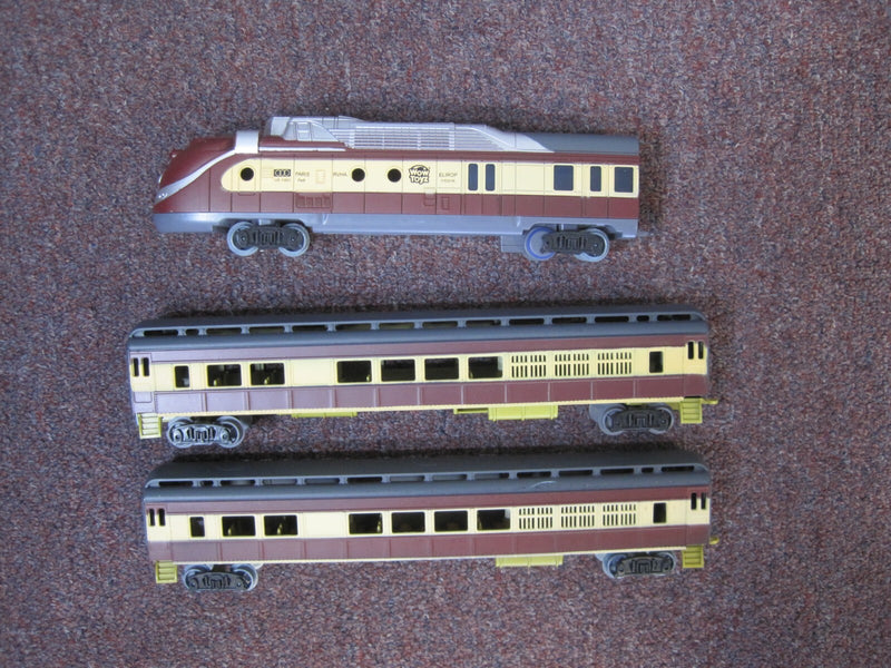 Battery Powered Steam Engine and Streamliner Toy Set