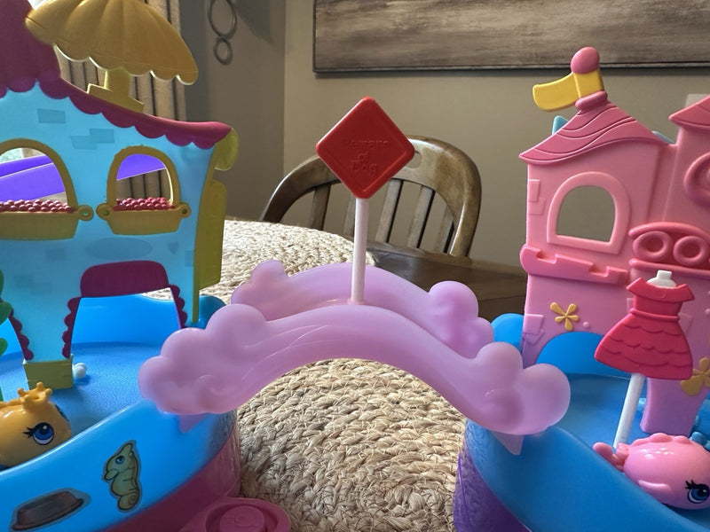 Wow Wee Fin Friends Seaside Caribbean Castle Fish Playset with Extra Accessories