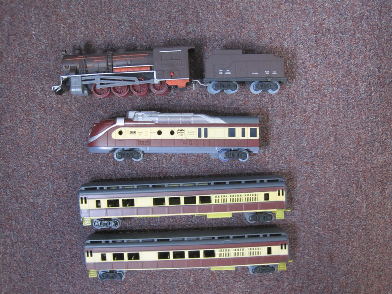 Battery Powered Steam Engine and Streamliner Toy Set