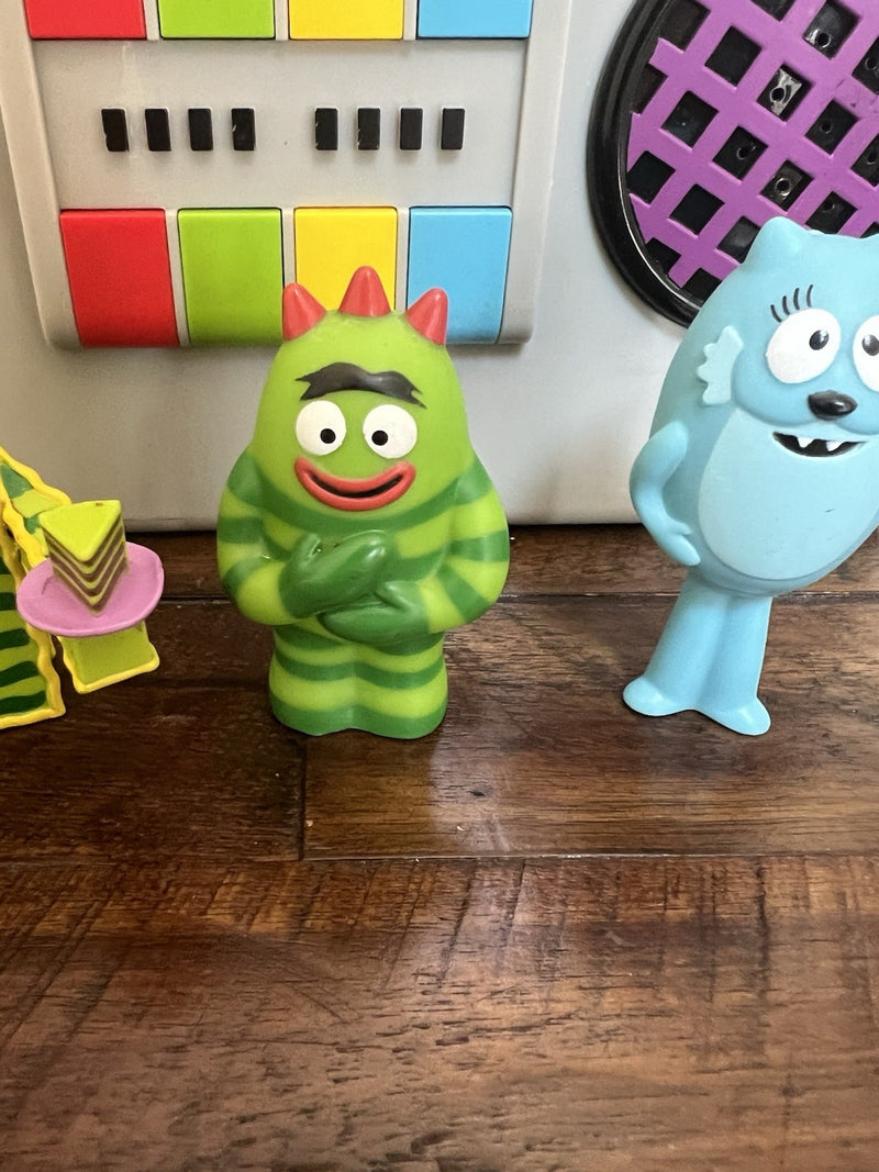 Gabba Gabba Boombox Playset with Sounds, Lights, and 3 Figurines