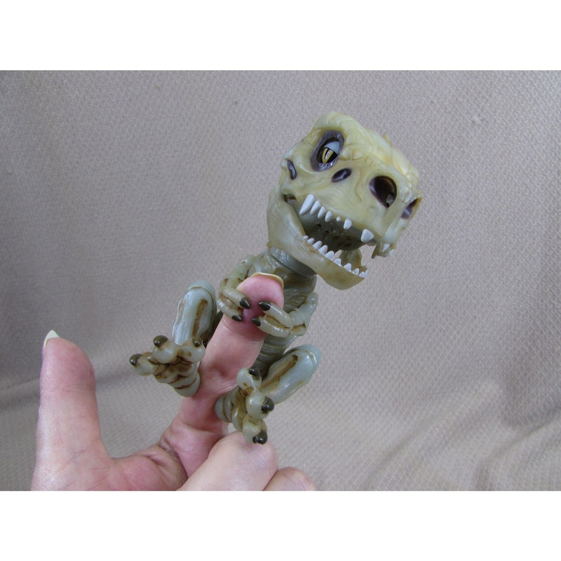 Fingerlings Untamed Doom T-Rex Dinosaur Interactive Toy 5 Inches Tall