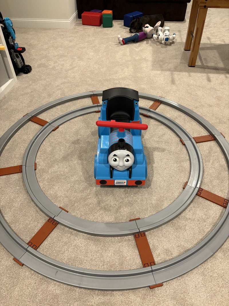 6V Ride-On Train with Track and Power Wheels Featuring Thomas and Friends Magic Cars 0