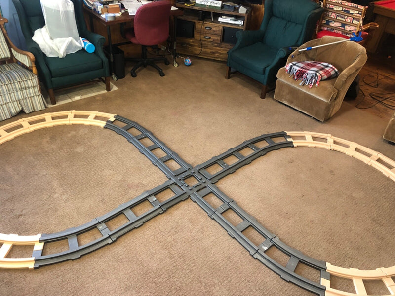Thomas the Train Ride-On Toy with Tracks and Extra Track Pieces Magic Cars 0