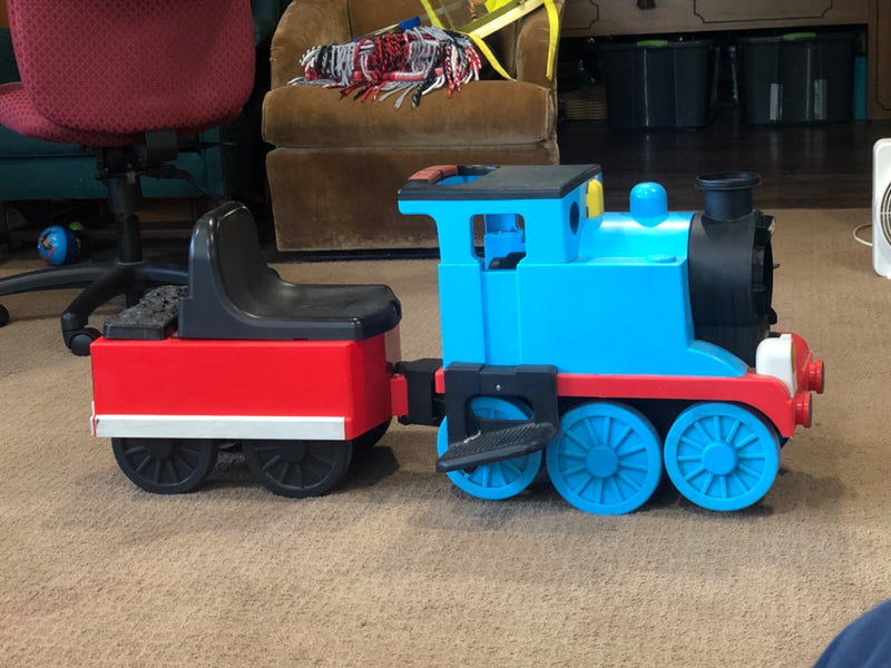 Thomas the Train Ride-On Toy with Tracks and Extra Track Pieces Magic Cars 6